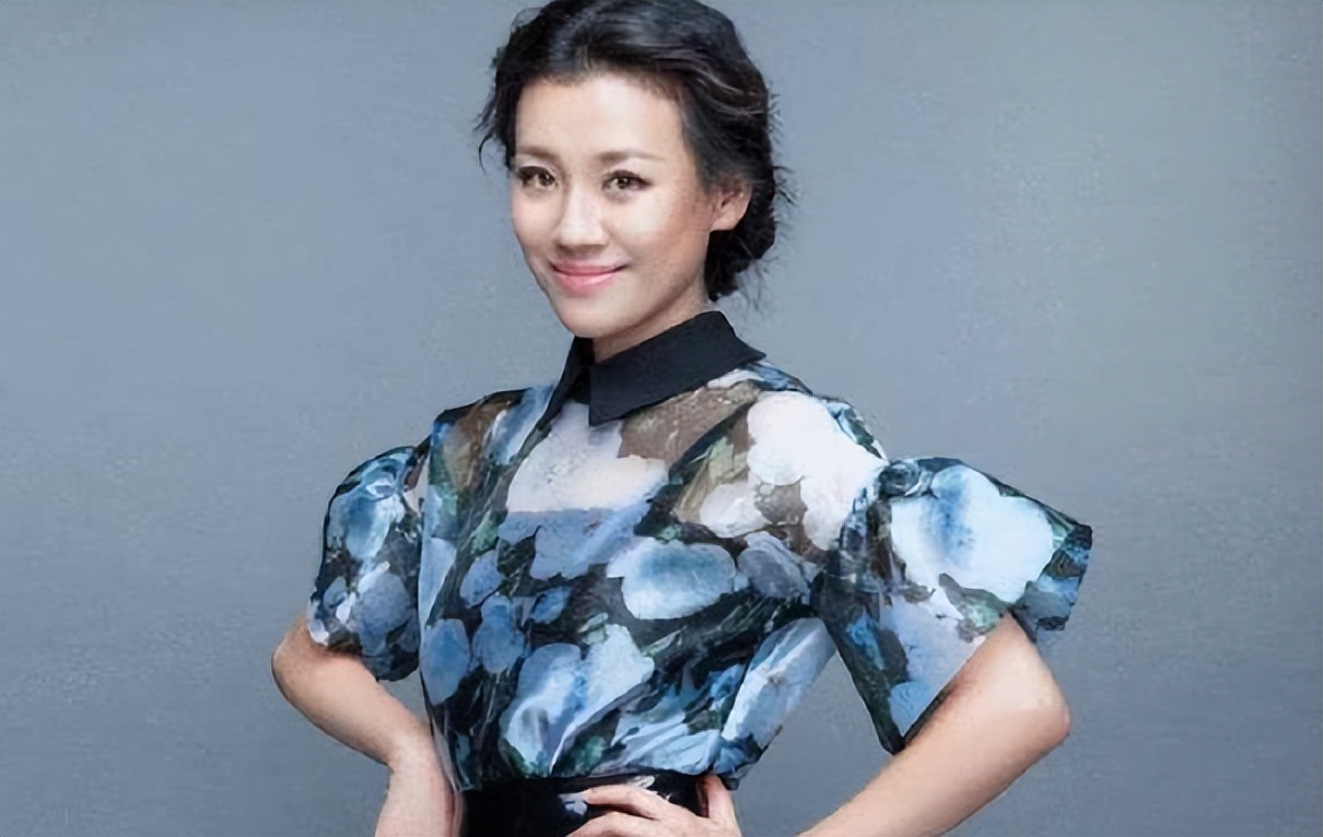 最为著名的一段恋情是她与导演张黎,在与张黎在一起的日子里,她非常