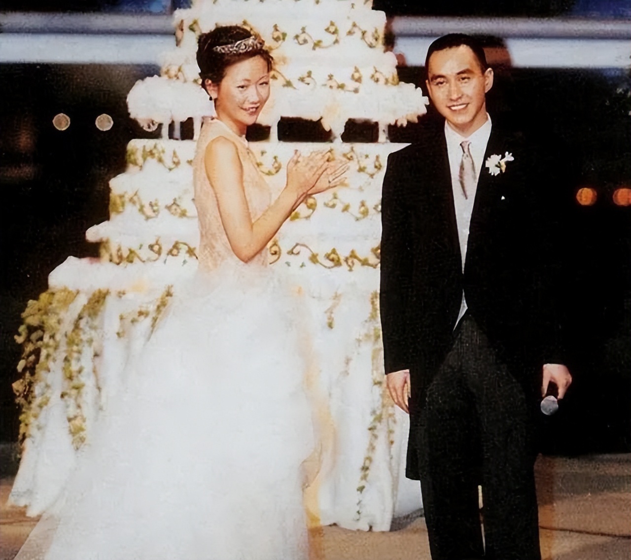 何猷龙:23岁娶初恋,结婚22年零绯闻,靠自己赚百亿家产