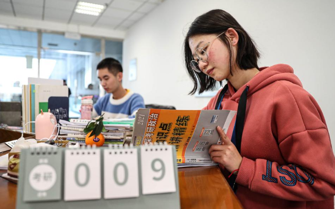 大学生毕业后“啃老”，父母无奈：早知道如此，就不供他上大学了