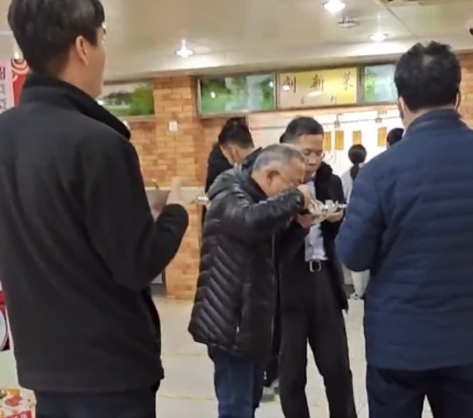 北大食堂出现“站饭文化”，在校生出面解释，难怪韦神喜欢吃馒头