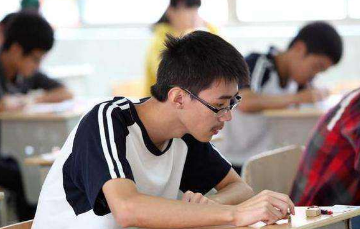 上大学才知道，普通班当鸡头和重点班当凤尾的差距，能重选就好了