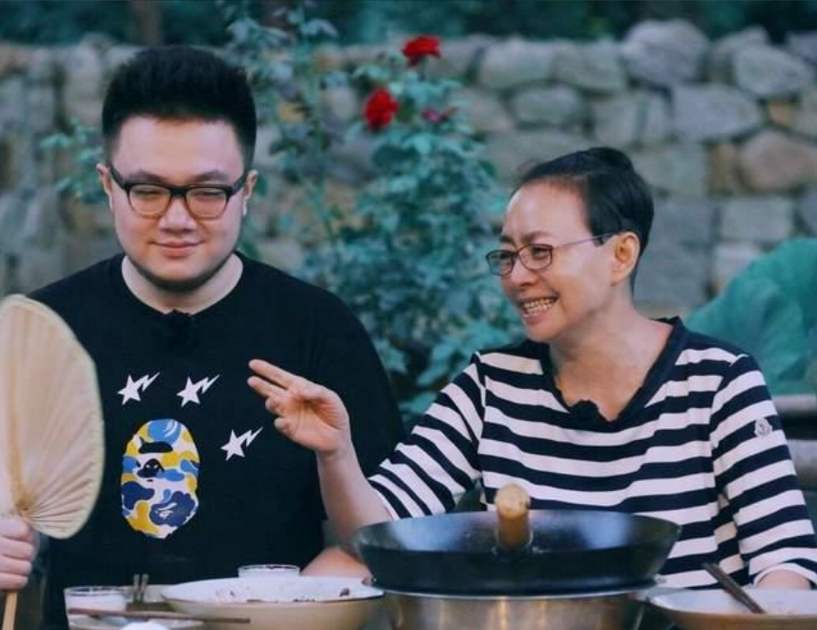 “宋丹丹儿媳”王博谷：嫁小7岁巴图连生两子，和婆婆相处成姐妹