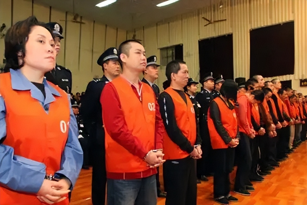 2000年她开赌场赚千万、包养16个男友，谁是重庆黑老大背后的人？