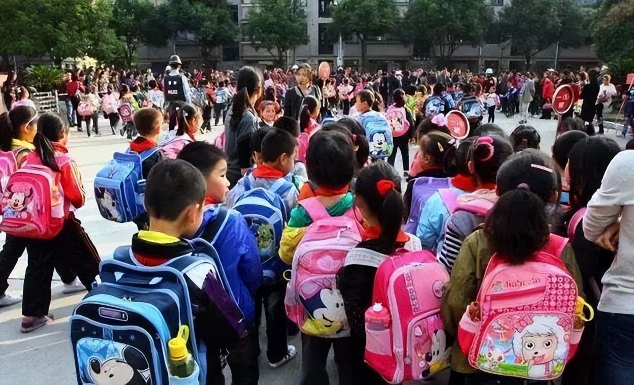 小学生拉扯同学书包致其摔成十级伤残，责任谁承担？