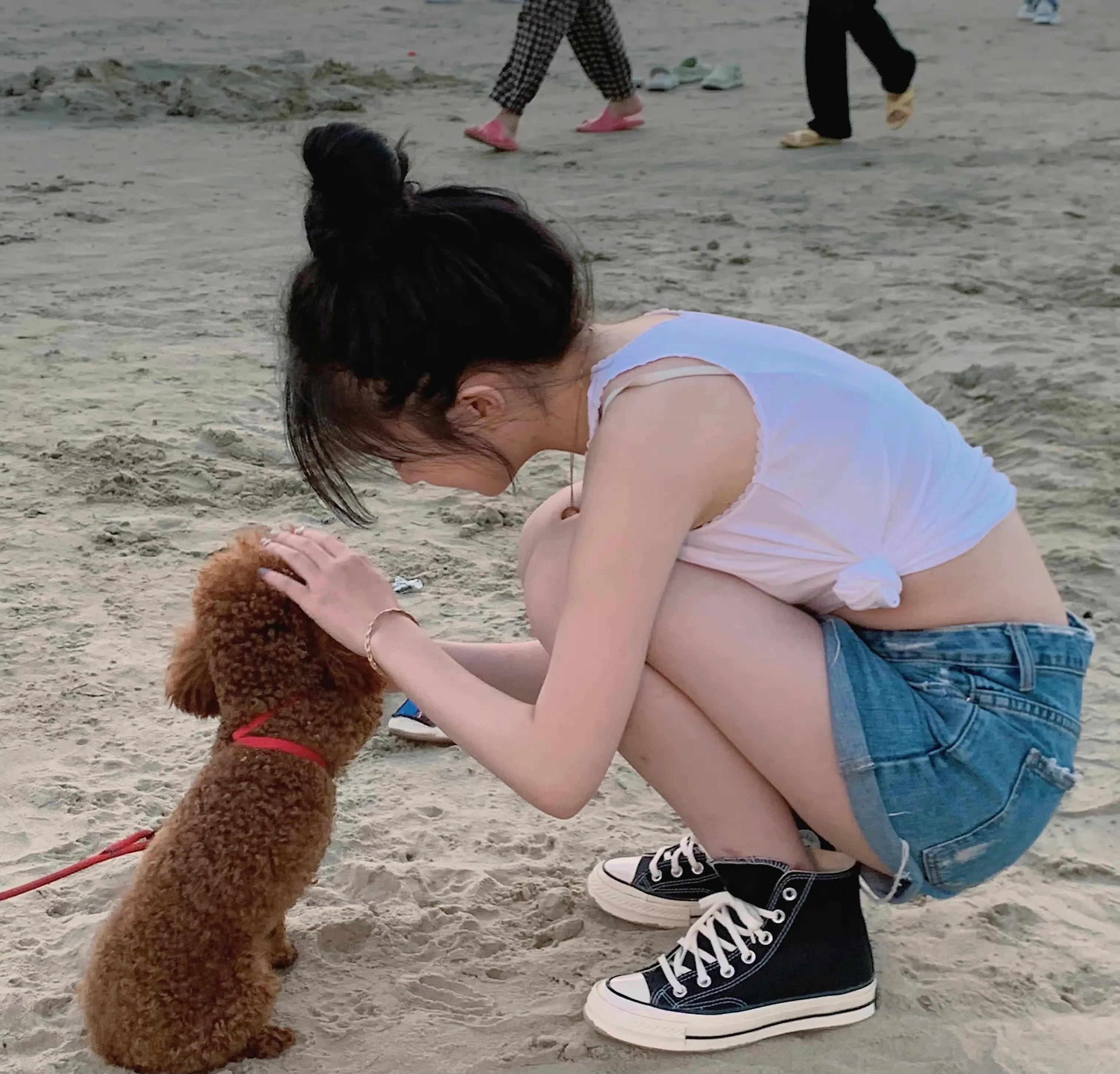 颜值控精选系列——甜妹爱笑的严屹南小姐姐海边随拍花絮