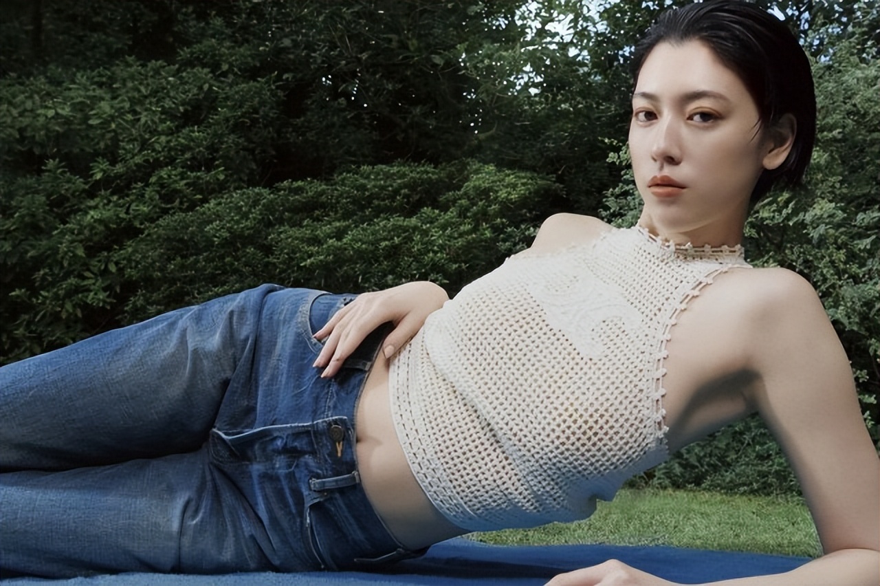 不愧是周杰伦选中的杰女郎,被三吉彩花美到了,穿衣有颜任性