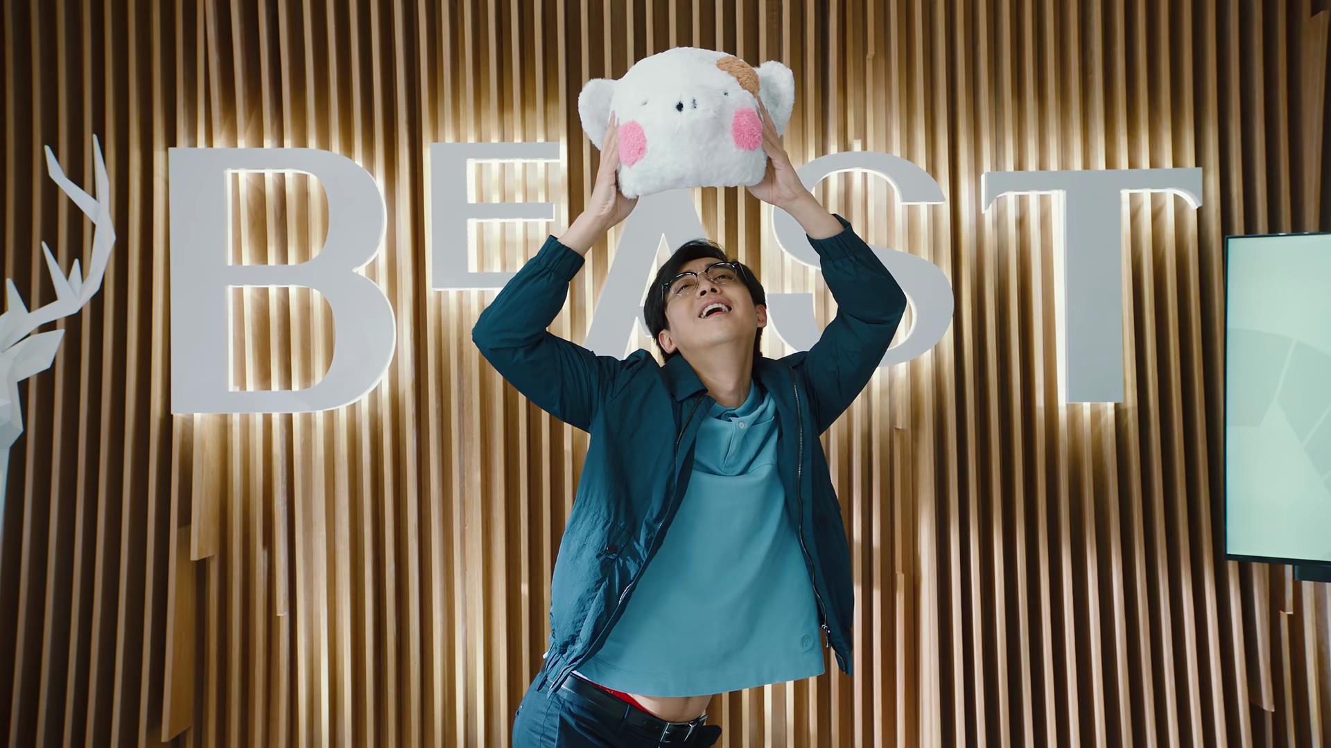 《破事精英》首播质量高，4位配角过分优秀，李佳航也被抢了风头