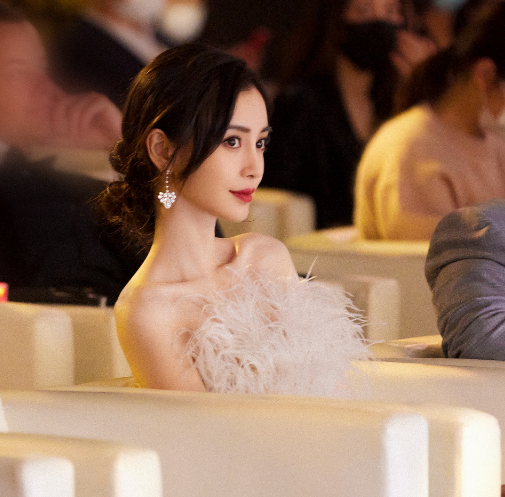 32岁Baby露背高开叉裙走红毯!两手紧握白裙防走光,后背仅绑根绳