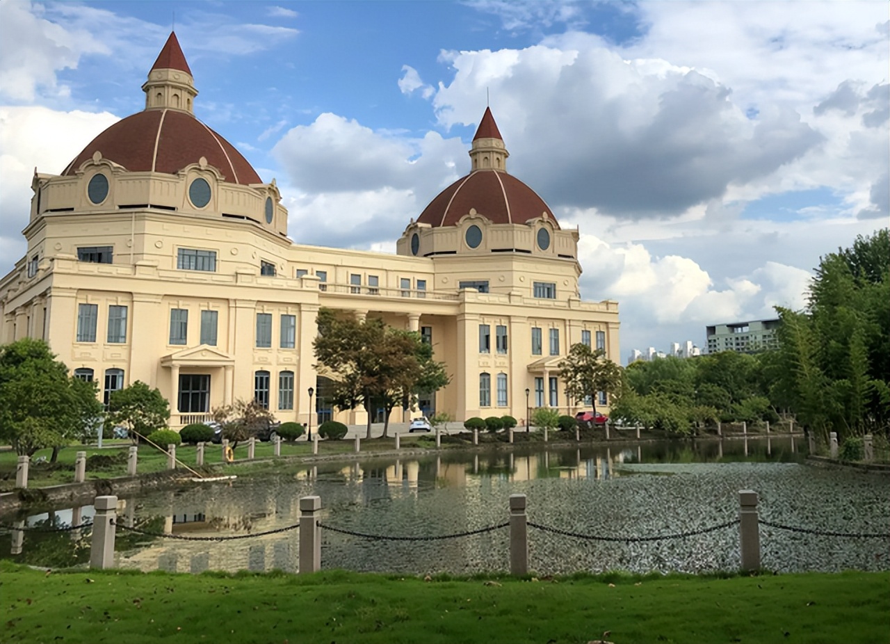 上外“异物”事件后续，男生被开除学籍，网友却说：罚得太重了