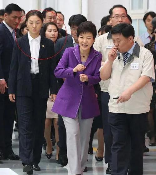 朴槿惠寄身于女性保镖。
