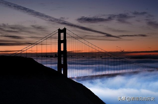 雾中的美国旧金山金门大桥 是如此美丽 想去看看么？
