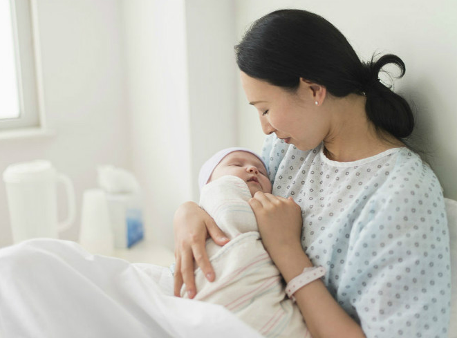 婴儿喝母乳（母乳喂养的新生儿）