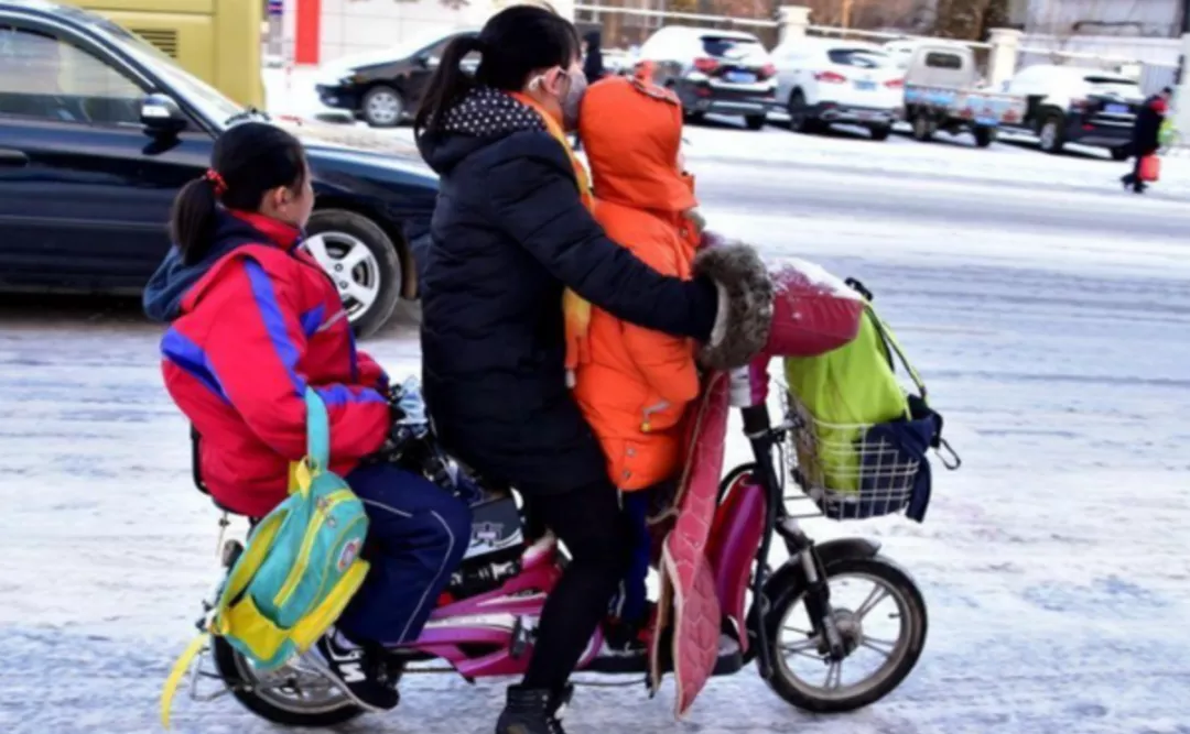电动车新规“禁摩限电”，家长接娃怎么办？交警给出回复