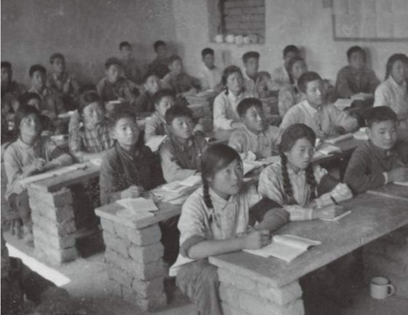 2005年独臂父亲参加家长会被笑话，校长发现父亲是救命恩人后下跪