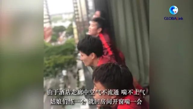 世界杯嫩模段子(女足夺冠后，男足豪车嫩模照曝光：潮水褪去后，就会发现谁在裸泳)