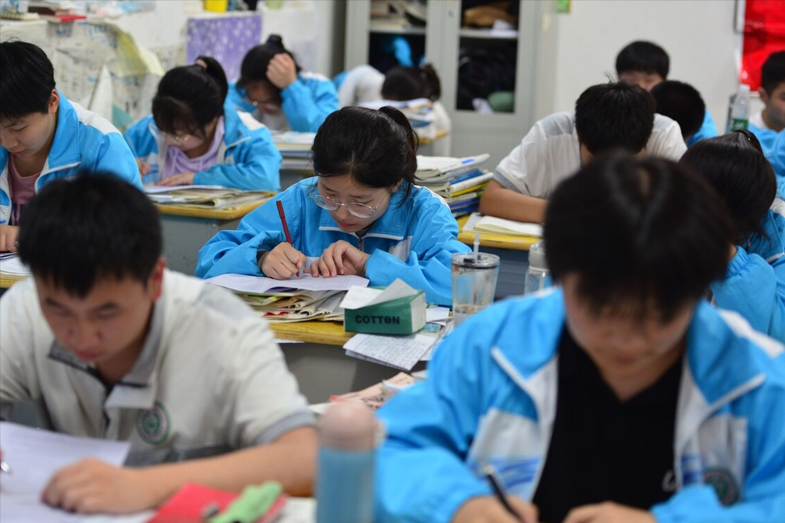 高中生每年花10万补课，高考686分全校第一，等来的却是一片嘲讽