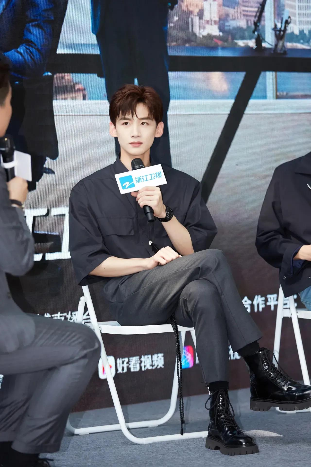 白敬亭黑色系又酷又帅，挺拔阳光，帅气的少年