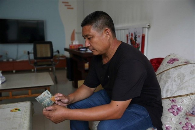 2017年山东农村四胞胎姐妹花同时考上大学，父母给他们买了部手机