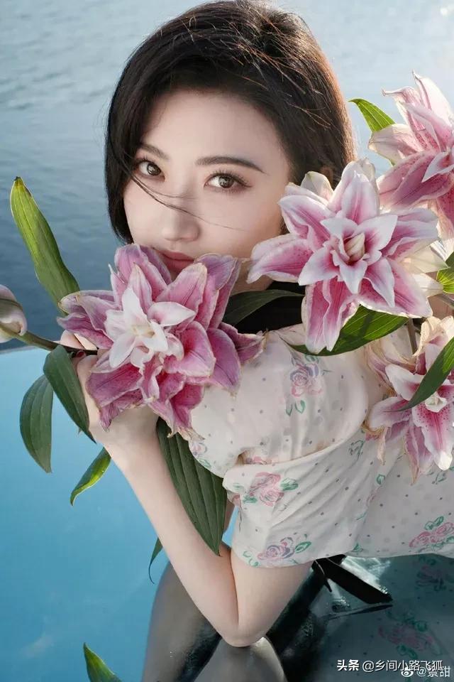 景甜晒甜美风生日写真大片 着连衣裙手拿鲜花夏日感满满