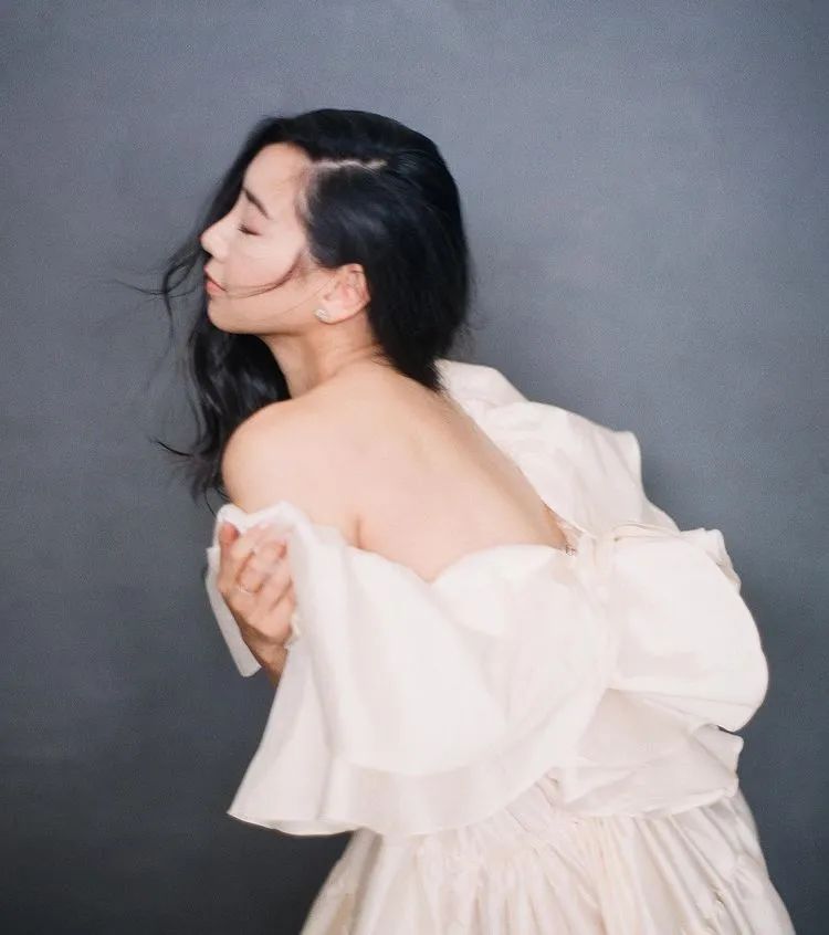 35岁歌手官宣三胎！巅峰期闪婚嫁初恋，神仙爱情感动网友：要幸福