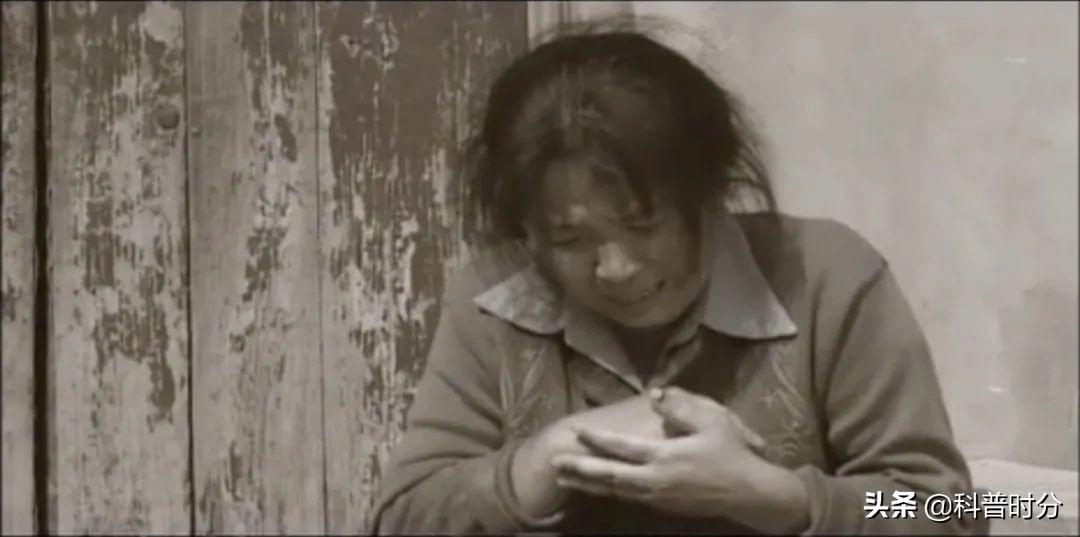 05年，农村小伙带着弃婴妹妹上大学，靠捡垃圾凑学费，如今怎样了