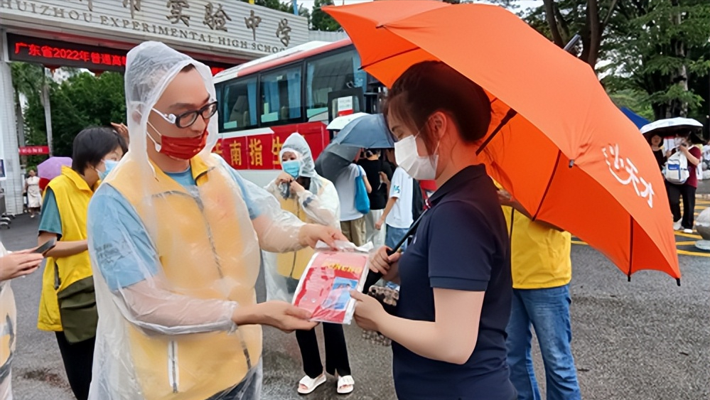 广东惠州：助力高考 志愿者在行动