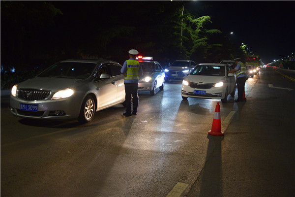 侯马市交警开展夏季夜查行动，严查酒驾超载不戴头盔