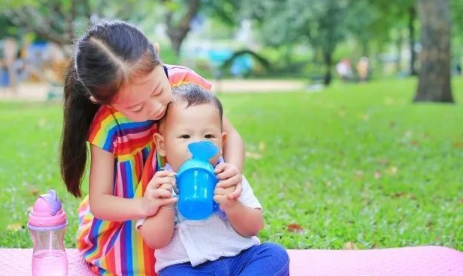 央视曝光：平价塑料杯把饮用水变“毒水”，还有家长每天让孩子喝