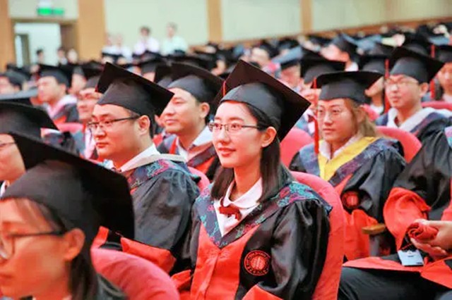 他是东莞四大企业集团总裁，东莞“隐形首富”，50岁英年早逝