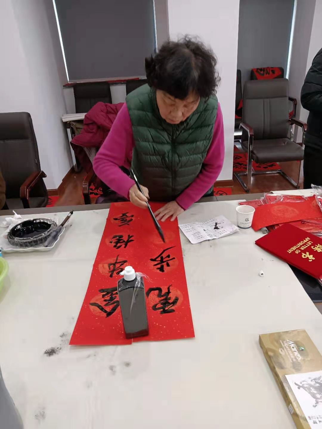 淮北书画艺术研究院书画名家送福进万家走进安徽安港律师事务所