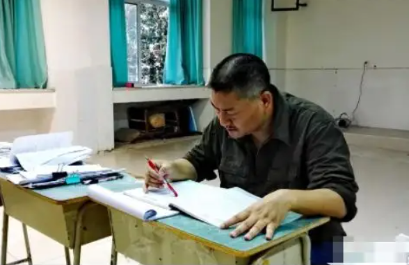 55岁大爷成“高考网红”，一心想考上四川大学，屡败屡战精神可嘉