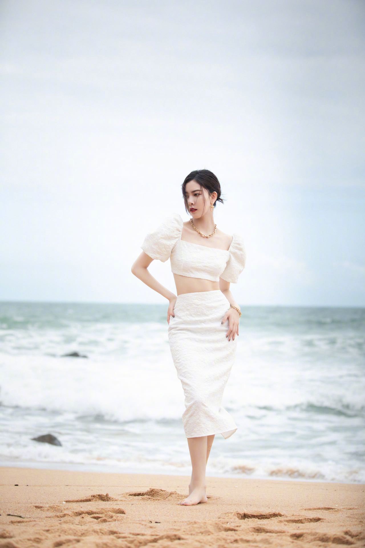 不掩盖全身的美女图片(宋妍霏海边拍性感写真) - 赤虎壹号