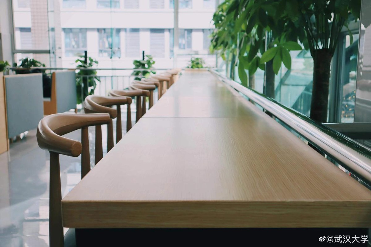 湖北“超美”大学：占地5195亩，宿舍6部电梯，坐拥26栋文物建筑和1000株樱花！