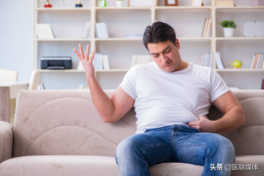 为何年纪轻轻，就患上痛风了？列出这5个因素，真该反省一下了