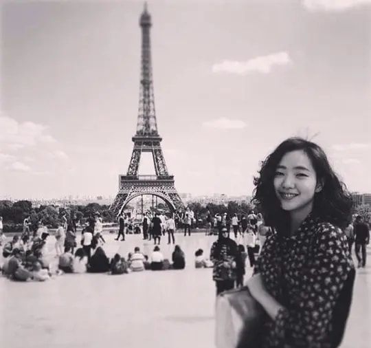 她的中文水平达10级，凭借“尺度片”得到认可，不惜为戏增重8斤