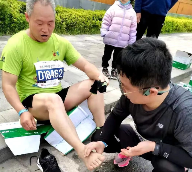 吃碗面的功夫，连救两人！网友：加班顺便吃面……