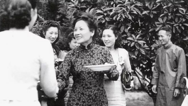 1946年美军横行霸道，强奸名门后代北大女学生，宋美龄如何处理？