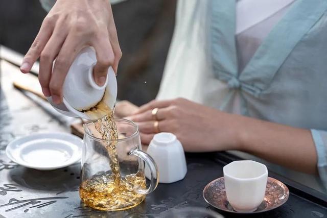 长期喝白开水与长期喝茶的人相比，谁的身体更健康？医生给出答案