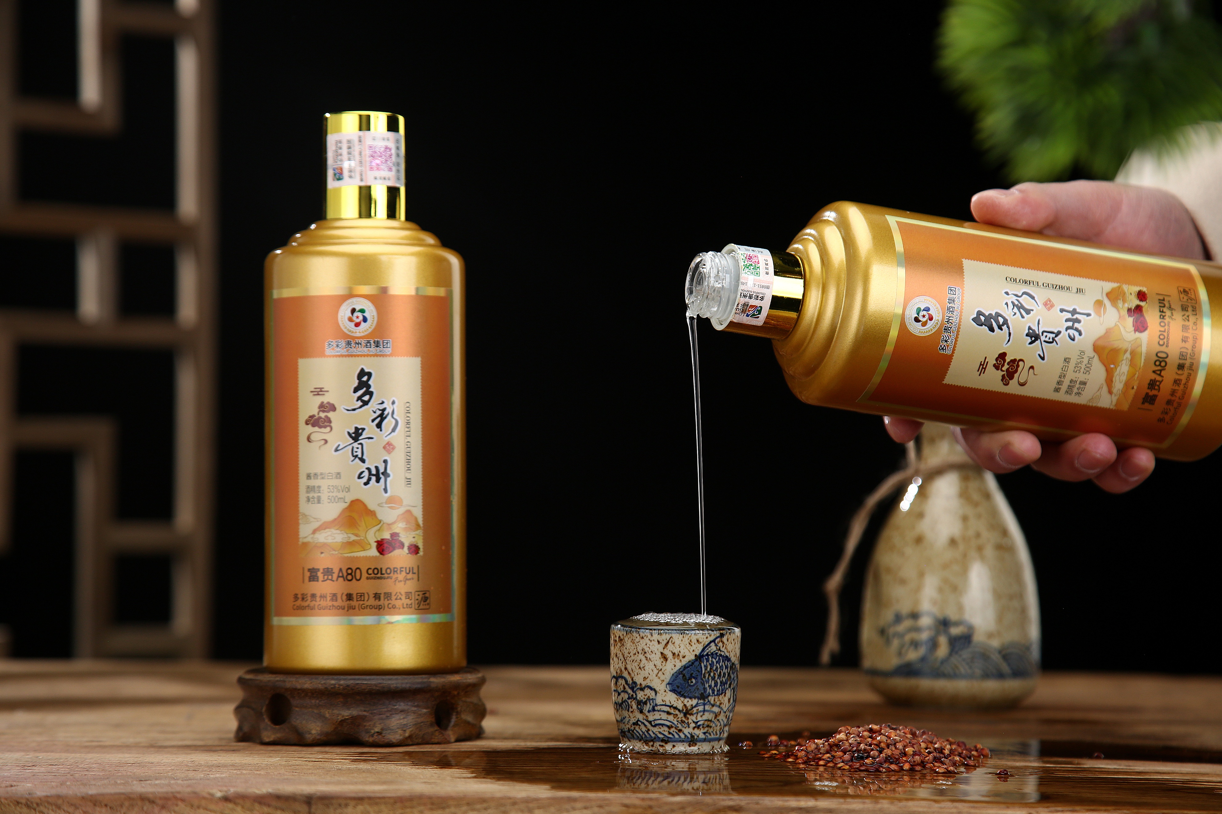 金色边框内以山,水,祥云为主,体现贵州山水甲天下,是酝酿美酒的宝藏之