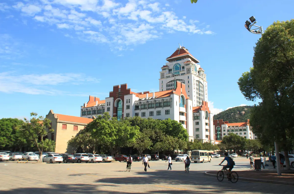 4个字写错3个？厦门大学牌匾上的“错误”太明显，却很有深意