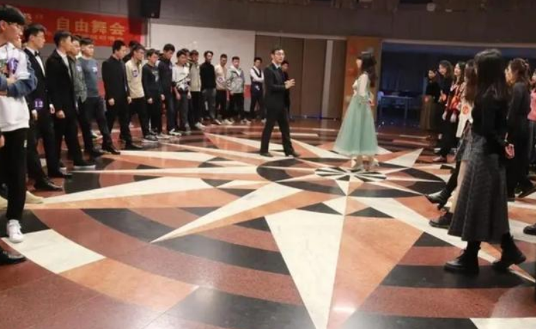 清华舞会照片曝光，俊男靓女引人注目，却被嘲是“留美预科”学校