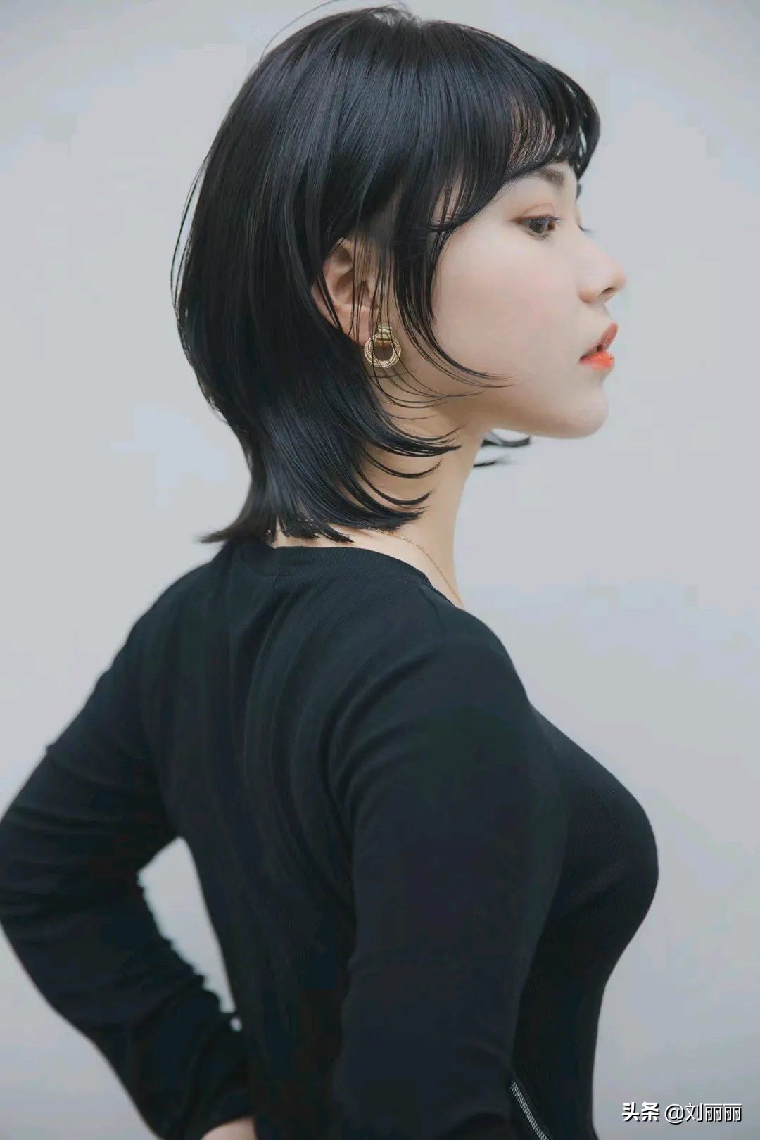 白发阿姨做纹理短发，年轻女生做狼尾发型，效果都很美