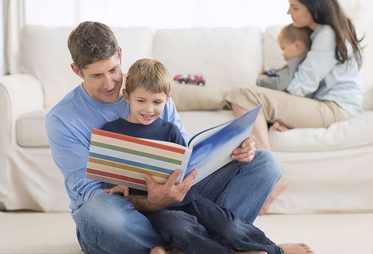 孩子有以下表现，多半是缺爱、受委屈了，父母却误以为是高情商