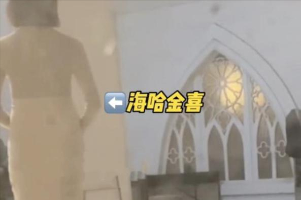 15岁李嫣在嫣然医院墙上作画，穿吊带上衣，亭亭玉立初具女神范儿