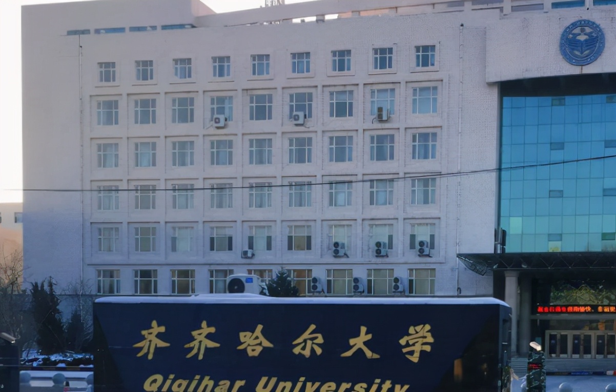 黑龙江一大学男生，在寝室演大仙算命被老师撞见，网友们笑翻了