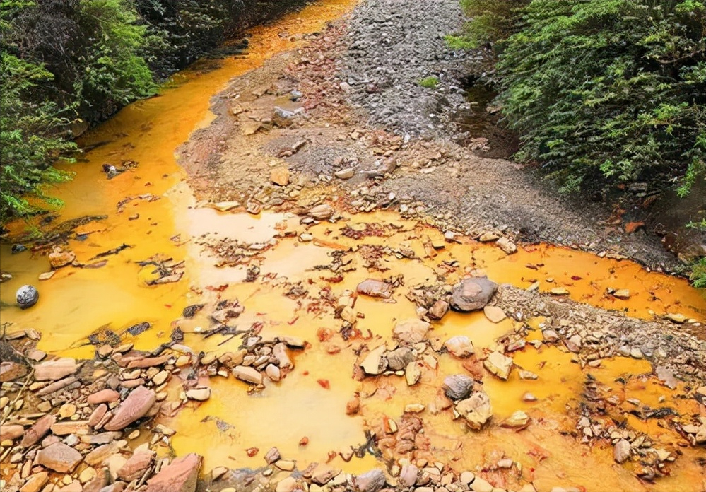 小伙山洞发现血色河流，吓得屁滚尿流，这血色到底是怎么回事？