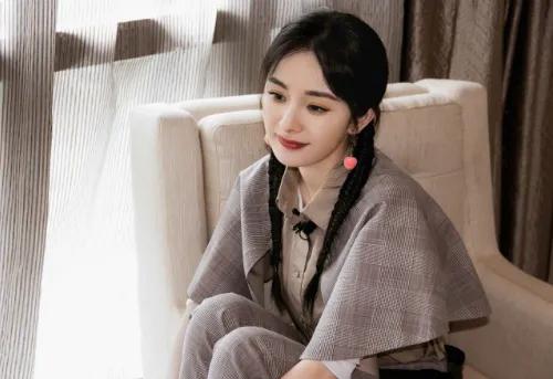 杨幂双尾麻花辫少女风—清新装扮，青春靓丽，俏皮灵动