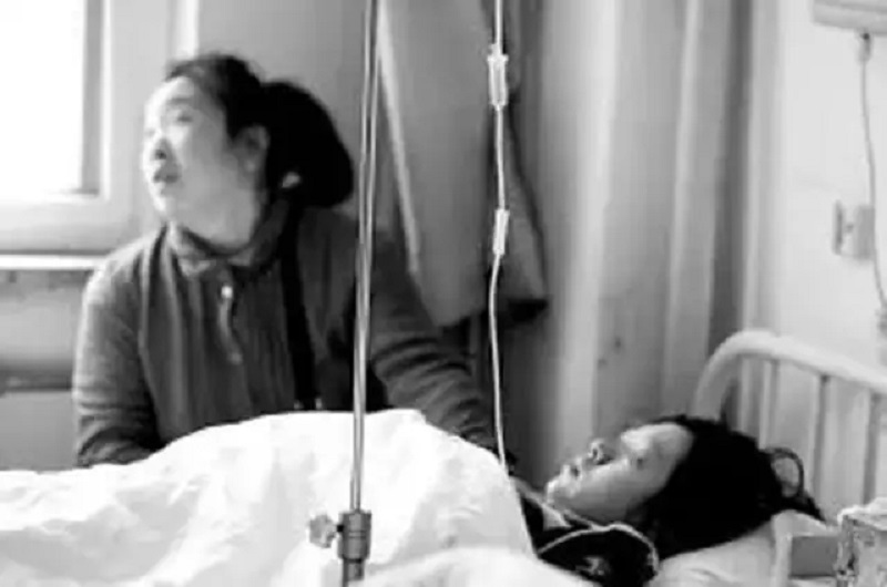 2011年植物人怀孕生子，生产剧痛将她唤醒，女儿出生后丈夫却跑了
