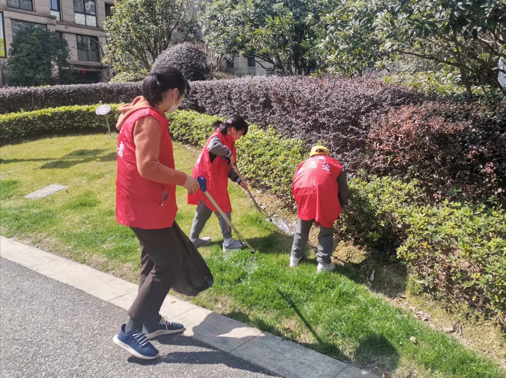 践行雷锋精神，弘扬正能量，荣安物业人在行动