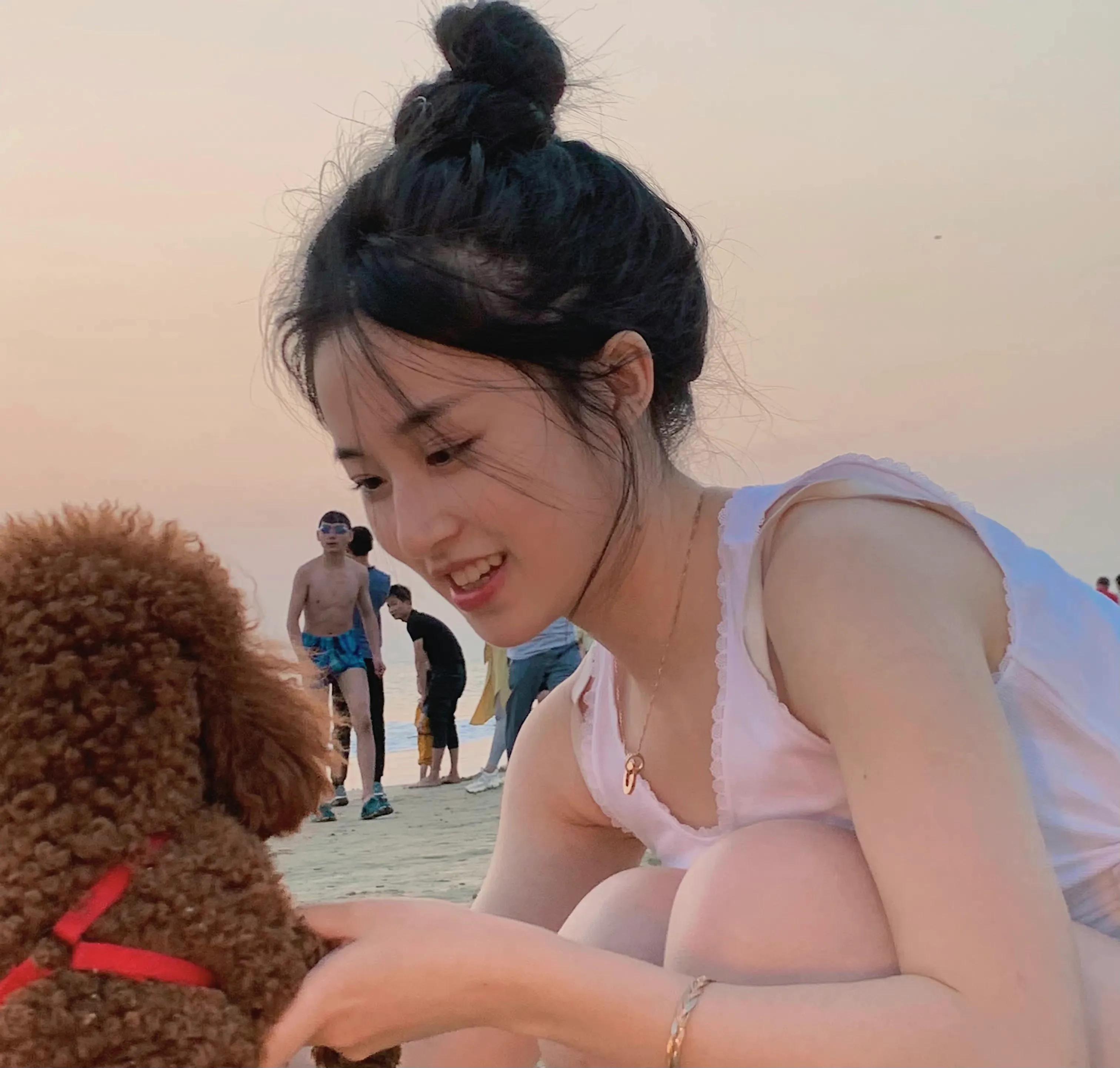 颜值控精选系列——甜妹爱笑的严屹南小姐姐海边随拍花絮